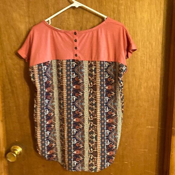 Rewind. XL. Patterned lower part of shirt. Solid color top of shirt. - Picture 1 of 4